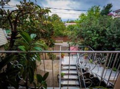 На видео попала ещё одна хозяйка отеля в Адлере, нахамившая гостям