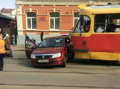 В Краснодаре иномарка попала в ДТП с трамваем