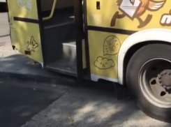  Маршрутка застряла на бордюре, объезжая троллейбус в Краснодаре 