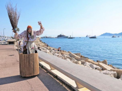 Русские в Амстердаме: Баба Яга на гироступе очаровала голландцев