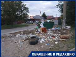 Горы мусора вместо остановки: в хуторе Ленина пассажиры ждут транспорт на «свалке»