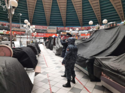 Судебные приставы рассказали, из-за кого опечатали «Сенной рынок»