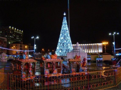 В Краснодаре на Театральной площади открылась главная елка города