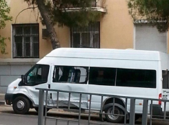 В Новороссийске маршрутка с пассажирами попала в ДТП, пролетев на «красный»