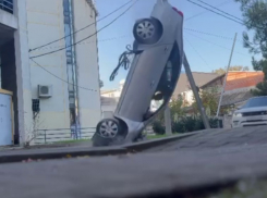 Автомобиль рухнул со второго этажа парковки в Геленджике