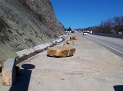 Камни с неба посыпались в Сочи