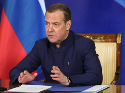 «Видимо, им мало ударов»: Медведев ответил на атаку дрона ВСУ на российский танкер в Керченском проливе