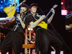 Оркестр балалаечников установил рекорд, сыграв в Сочи на самом длинном в мире подвесном мосту