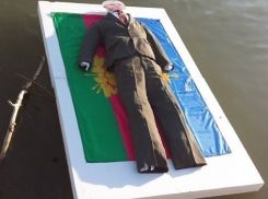 Чучело мэра Краснодара спустили на плоту по реке 