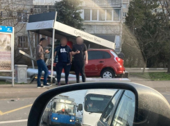 В Краснодаре иномарка на полном ходу снесла остановку общественного транспорта