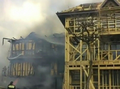 В результате пожара в Сочи частный дом сгорел дотла