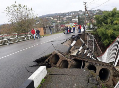 В Сочи из-за подтопления обрушился автомобильный мост 