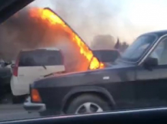 «Волга» загорелась посреди дороги в Сочи
