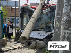 В Краснодаре троллейбус влетел в столб
