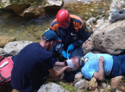  Женщина сорвалась с обрыва у водопада в поселке Мезмай