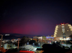 Изумительное полярное сияние озарило небо Кубани ночью  