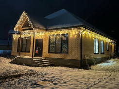 Жители Краснодарского края украсили свои дома к Новому году: фото и видео