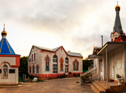 В Геленджике нашли нелегалов, которые среди ночи обокрали храм неподалеку от кладбища