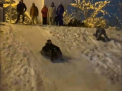 Жители Краснодара устроили снежную горку из памятника погибшим в ВОВ 