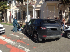 В Сочи внедорожник сбил женщину