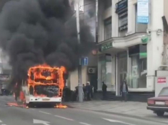 В Краснодаре во время движения загорелась маршрутка 