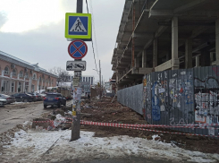 В центре Краснодара вместо простоявшего больше 10 лет забора сделают тротуар
