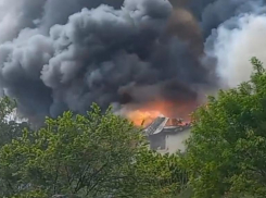 В Краснодарском крае мощный пожар охватил гостиницу