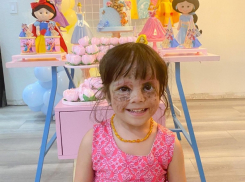 Прооперированной в Краснодаре «девочке-Бэтмен» исполнилось три года