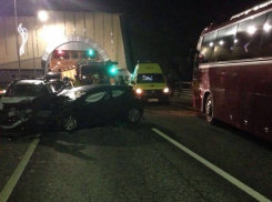 В Сочи в аварии автобуса и двух иномарок пострадало три человека