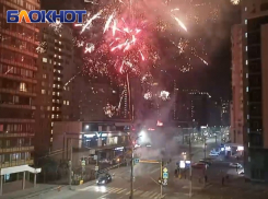 В Краснодаре перекрыли Кубанскую набережную для запуска фейерверков: видео