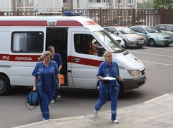 Житель Сочи на улице ранил ножом 28-летнюю супругу