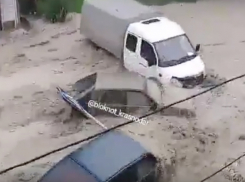 Жителей Туапсе напугали видео бурного потока, сносящего авто