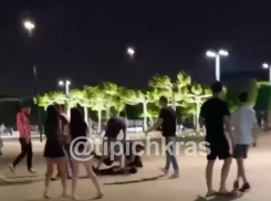 Массовая драка краснодарцев в парке Галицкого попала на видео