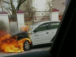 В Краснодаре сгорело такси