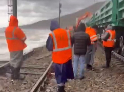 Питания никакого не дают: пассажиров остановленных в Сочи из-за непогоды поездов пересаживают на автобусы