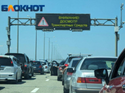 Более 300 авто застряли в пробках у Крымского моста