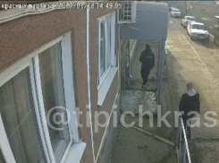 В Краснодаре двое мужчин преследовали одиннадцатилетнюю девочку