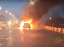 После массового ДТП две легковушки вспыхнули в Краснодаре