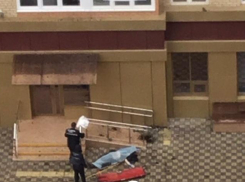 Мужчина сорвался с окна многоэтажки в Краснодаре