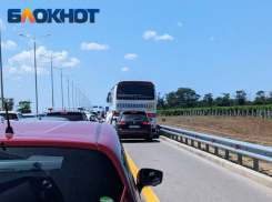 Люди покидают Крым: перед Керченским мостом образовалась трёхкилометровая пробка