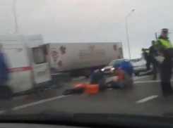 На пешеходном переходе на трассе под Краснодаром легковушка сбила двух женщин 