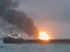 «Творится что-то жуткое»: загорелся газовоз в Керченском проливе