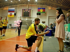  Гандболист краснодарского СКИФа сделал предложение своей девушке прямо во время матча 