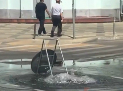 Новый фонтан в Краснодаре устраняют коммунальщики