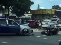 В Сочи не поделивших дорогу полицейских и байкера сняли на видео