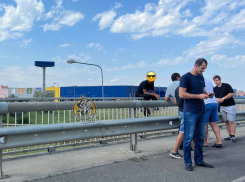 Под Краснодаром у ТЦ «МЕГА-Адыгея» Тургеневское шоссе оцепили силовики из-за залезшего на перила моста мужчины