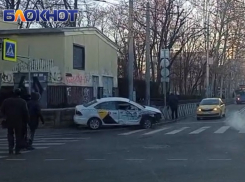 В центре Краснодара такси сбило светофор: видео