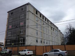 В Адлере сравняют с землей многоэтажку