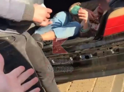 Хотел убить: краснодарец избил девушку и засунул в багажник, но ее спасли прохожие