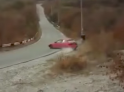 В Абрау-Дюрсо во время ралли гонщик на повороте врезался в электростолб